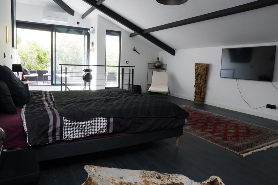 Bed, Photo of the whole room, Bedroom