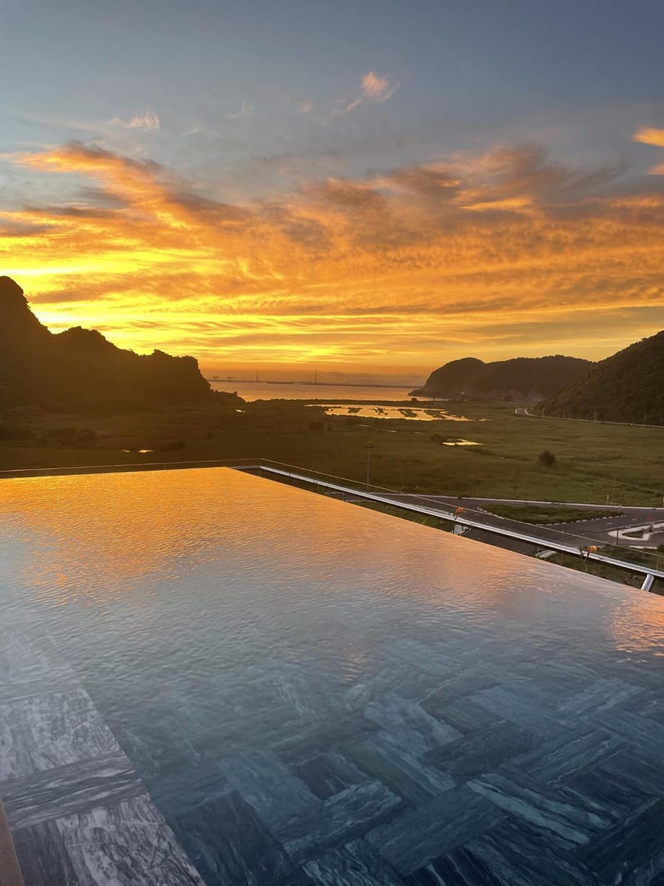 Nearby landmark, Natural landscape, Mountain view, Pool view, Swimming pool, Swimming pool, Sunrise, Sunset