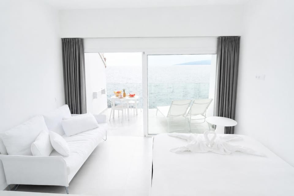 Bed, kitchen