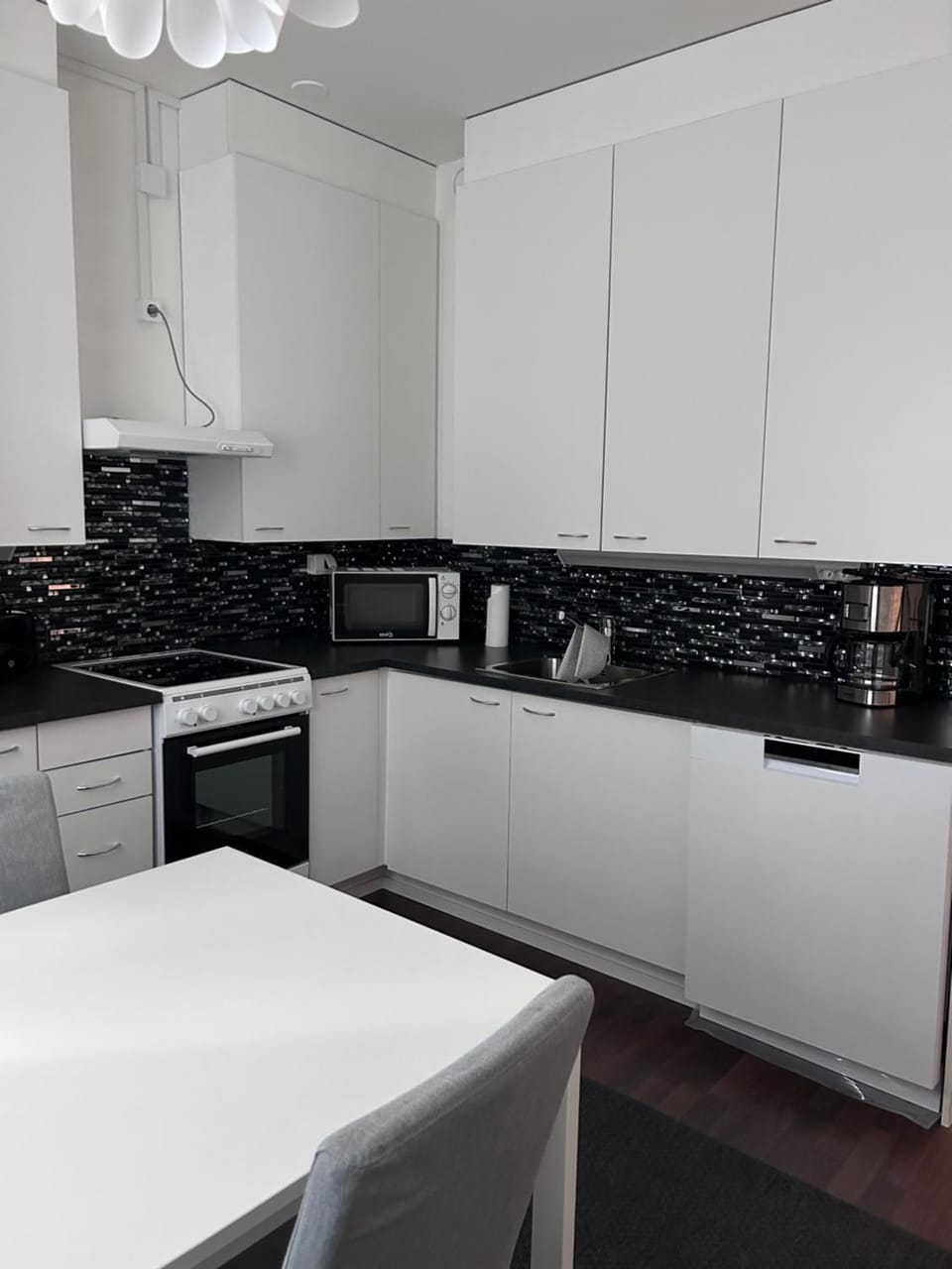 Kitchen or kitchenette, dishwasher, microwave