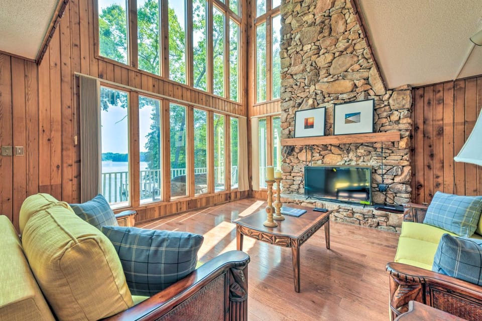 Quaint Lake Norman Home w/ Boat Dock + Grill! House in Lake Norman