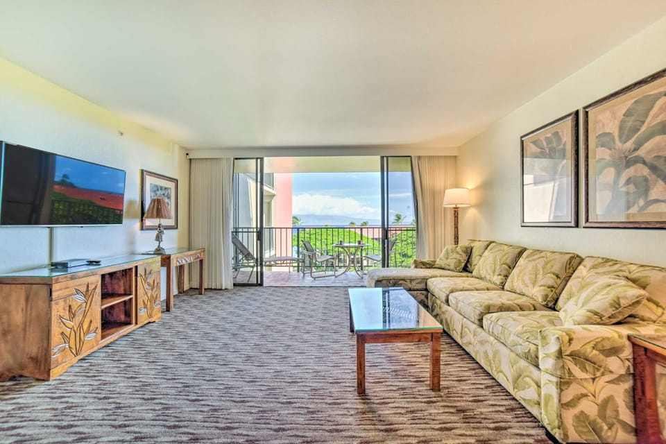 Cute Beachfront Condo w/ Lanai & Resort Pools House in Kaanapali