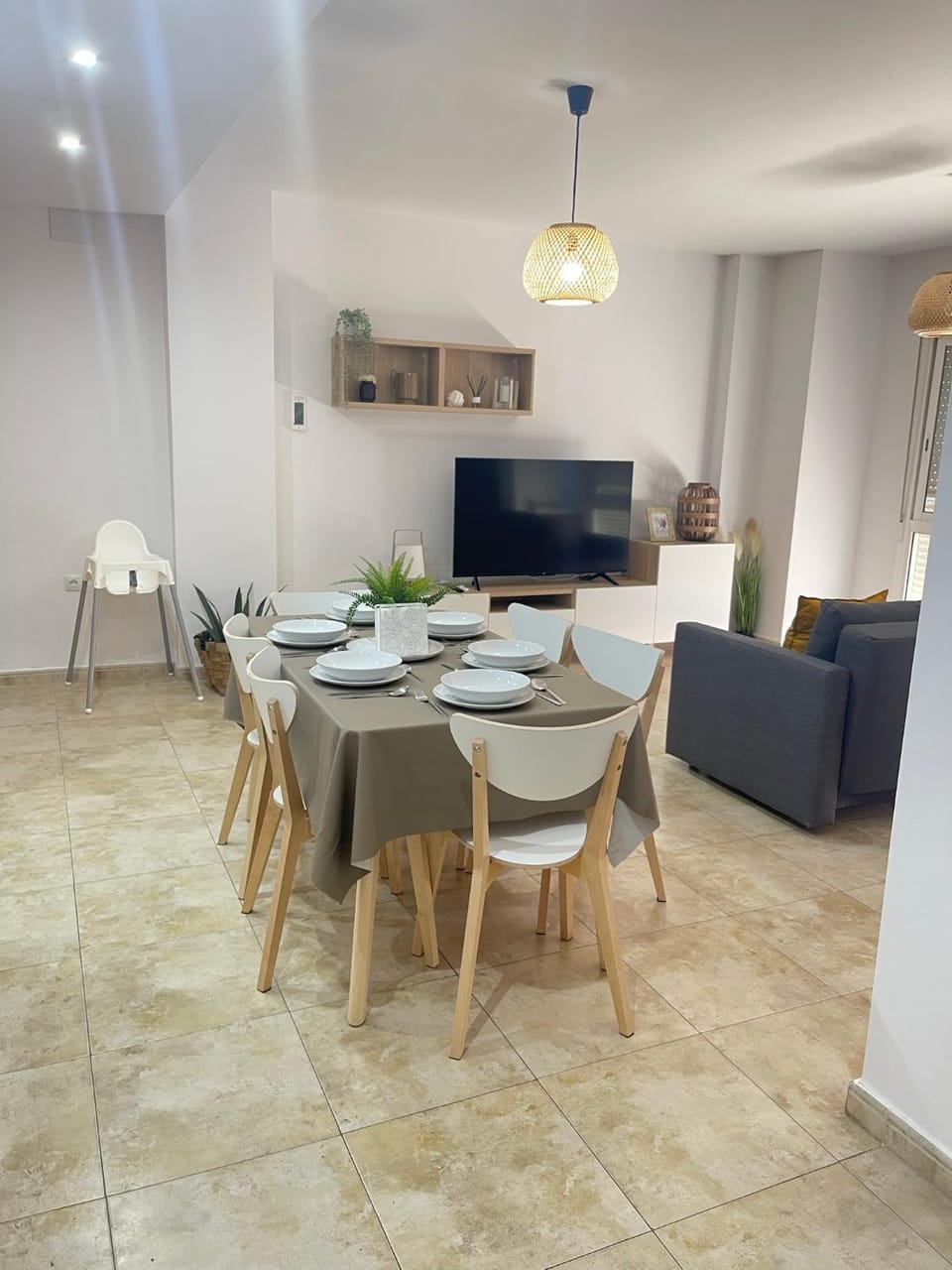 TV and multimedia, Living room, Seating area, Dining area