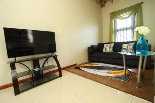 Luxury Penthouse Condo with Pool Apartment in Kingston