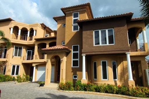 Luxury Penthouse Condo with Pool Apartment in Kingston