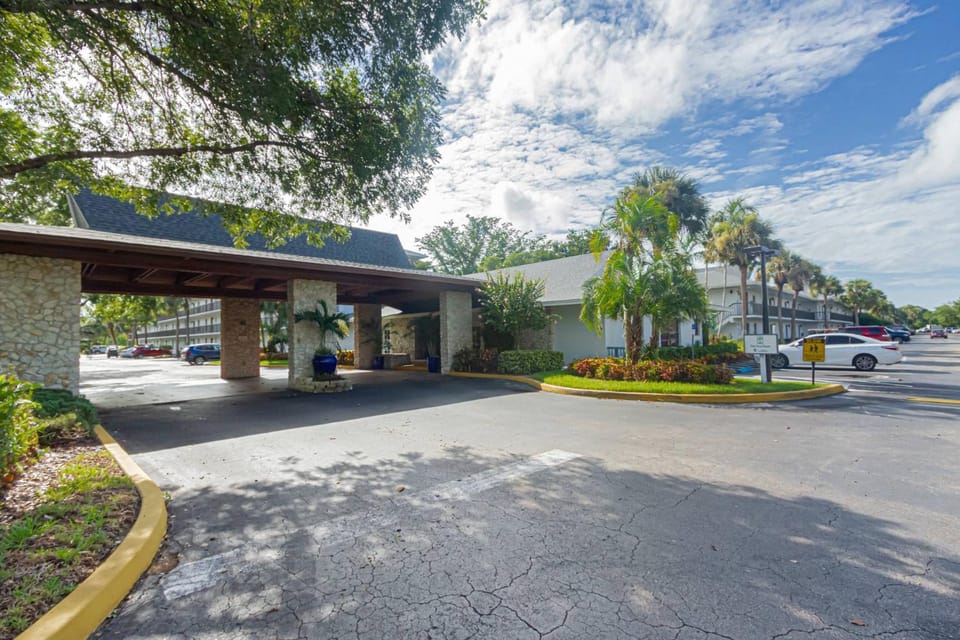 Park Shore Resort - 2nd Floor - Bldg H House in Naples