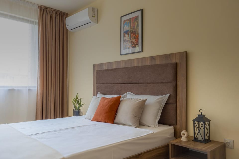 Bed, Photo of the whole room, Bedroom, air conditioner
