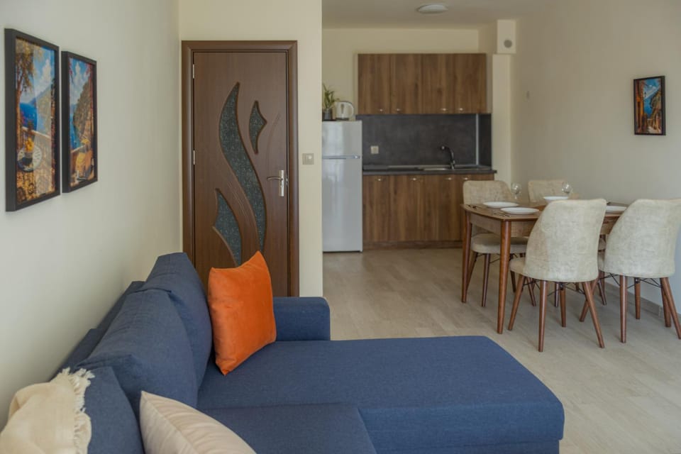 Kitchen or kitchenette, Living room, Seating area, Dining area