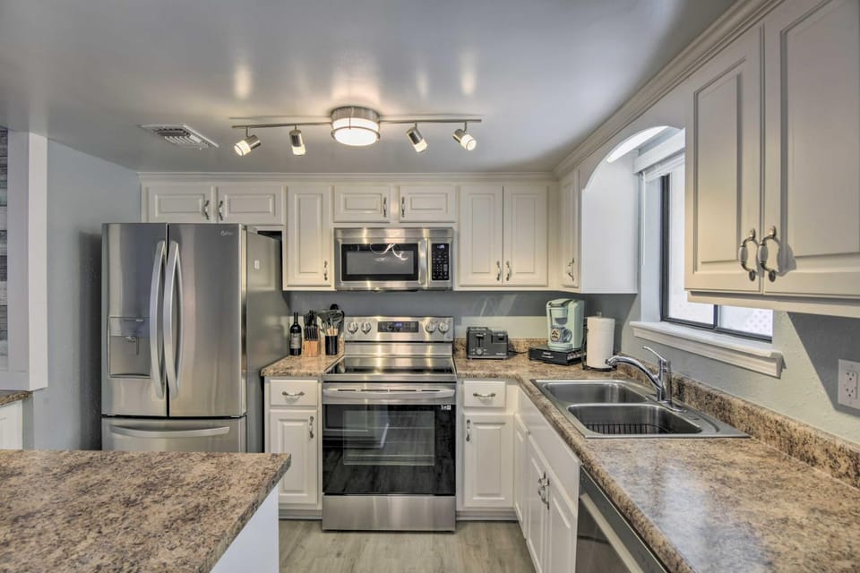 Walk to Beach: Modern PCB Townhome w/ Patio House in Panama City Beach