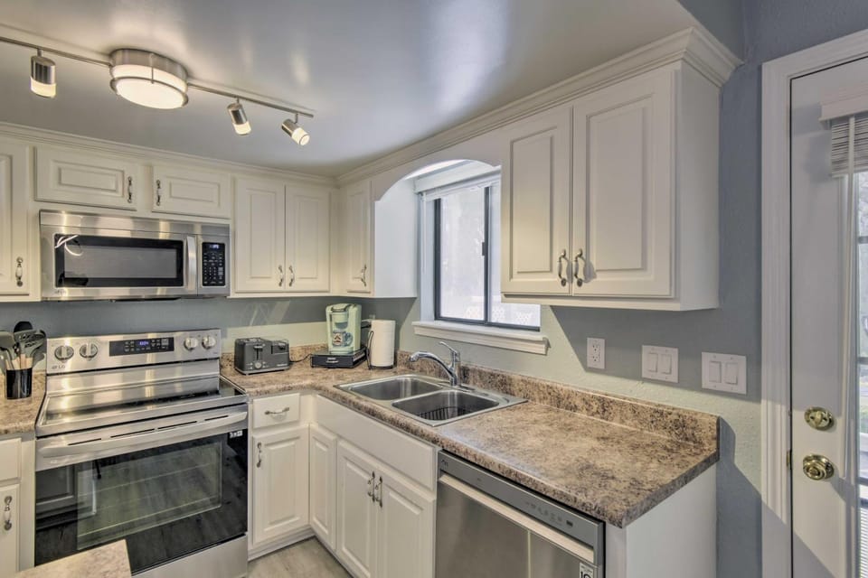 Walk to Beach: Modern PCB Townhome w/ Patio House in Panama City Beach