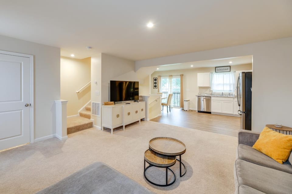 Sunlit Milford Townhome < 2 Mi to Riverwalk! House in Sussex County