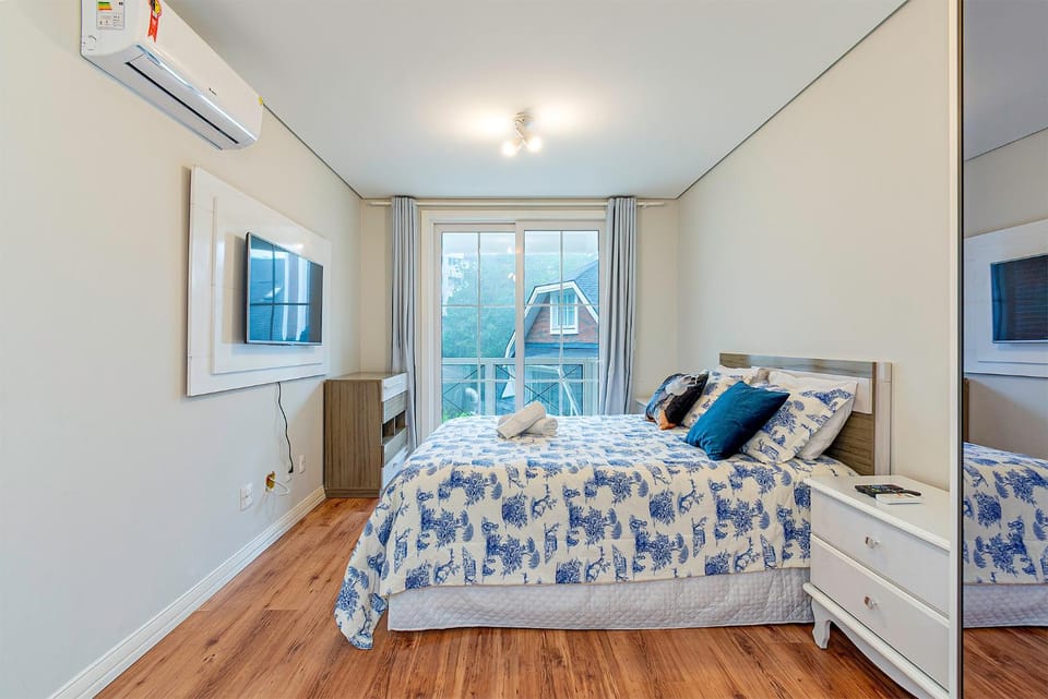 Bed, TV and multimedia, Living room, Photo of the whole room, Seating area, Bedroom, towels, air conditioner