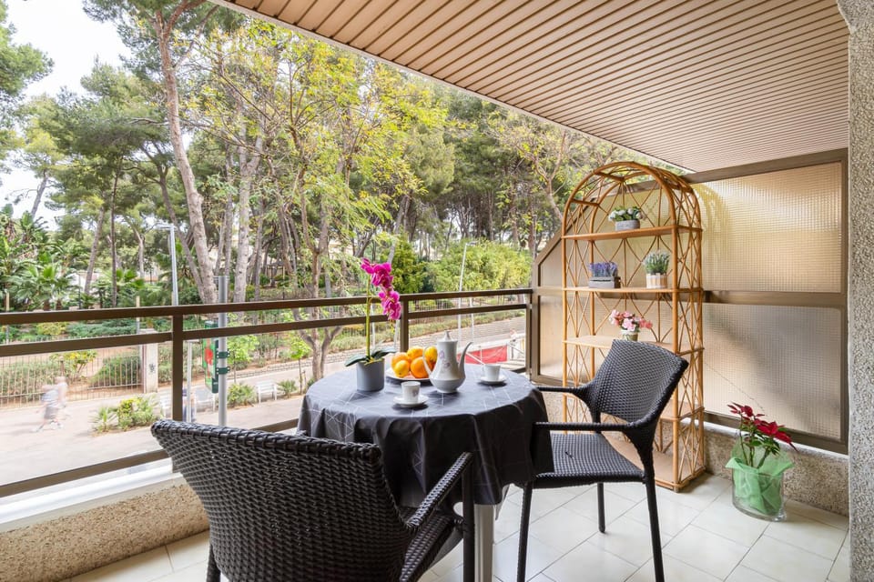 Balcony/Terrace, Street view