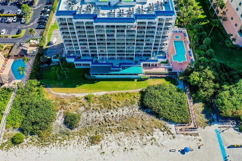 Beachfront Living at the Apollo I On-Site Sunset Grille Tiki/Restaurant Apartment in Marco Island