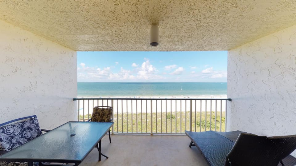 Beachfront Living at the Apollo I On-Site Sunset Grille Tiki/Restaurant Apartment in Marco Island