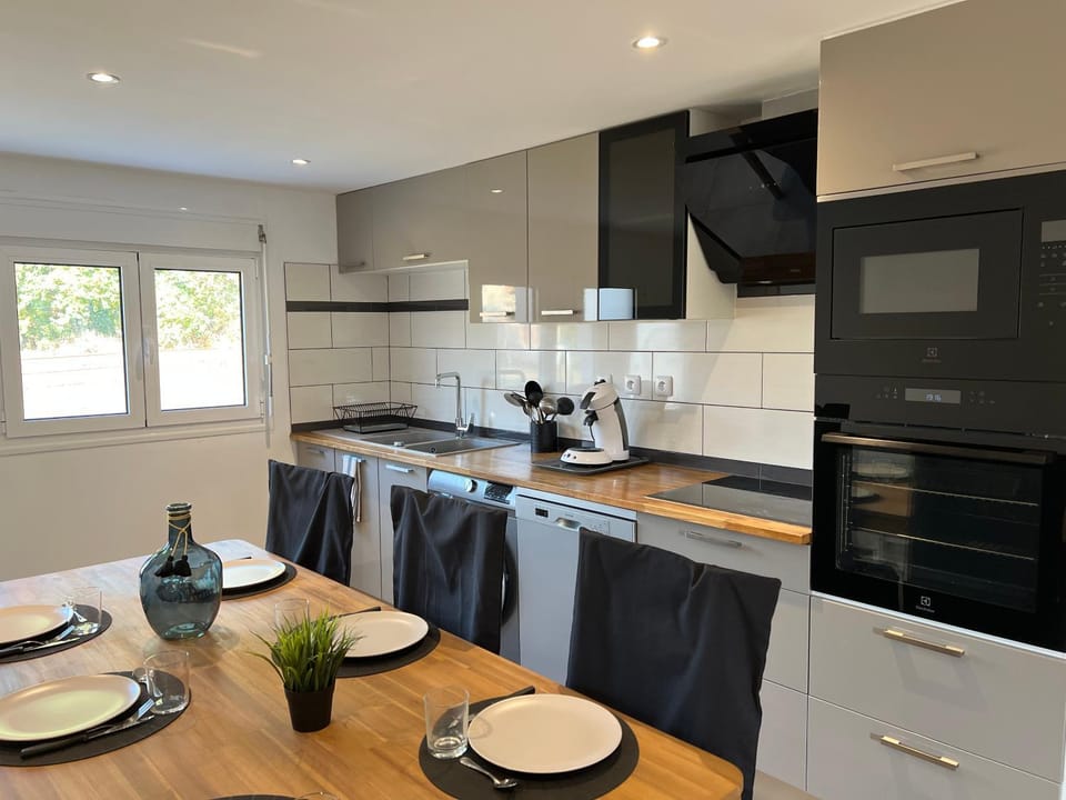 Kitchen or kitchenette, Dining area, dishwasher, minibar, pet friendly, stove