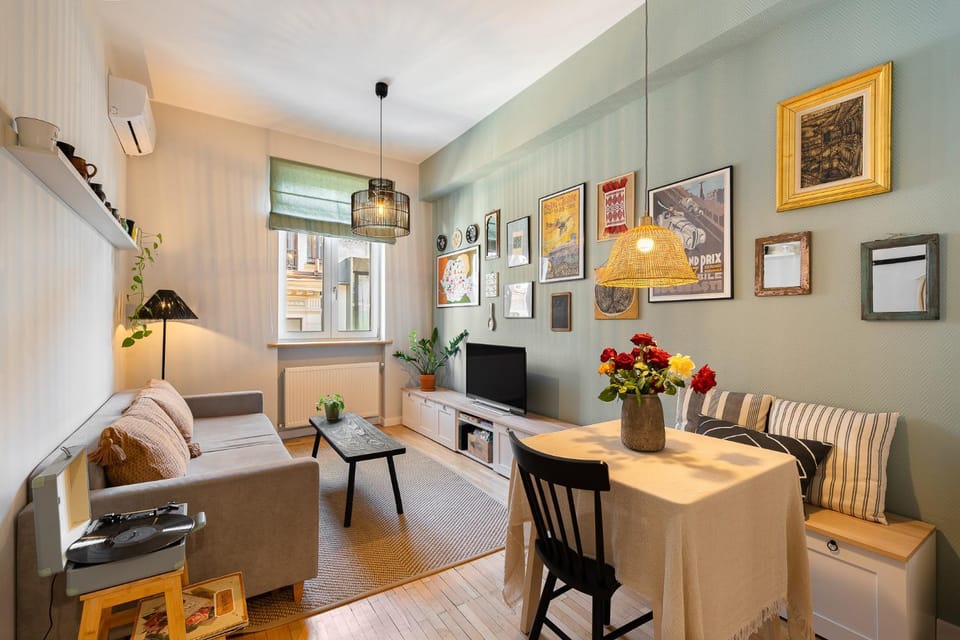 TV and multimedia, Living room, Seating area, Dining area