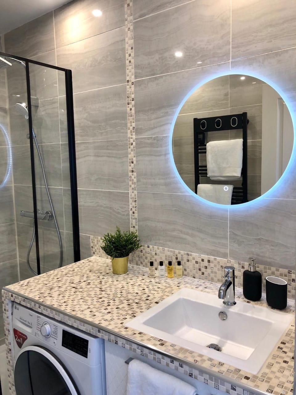 Shower, Bathroom, towels