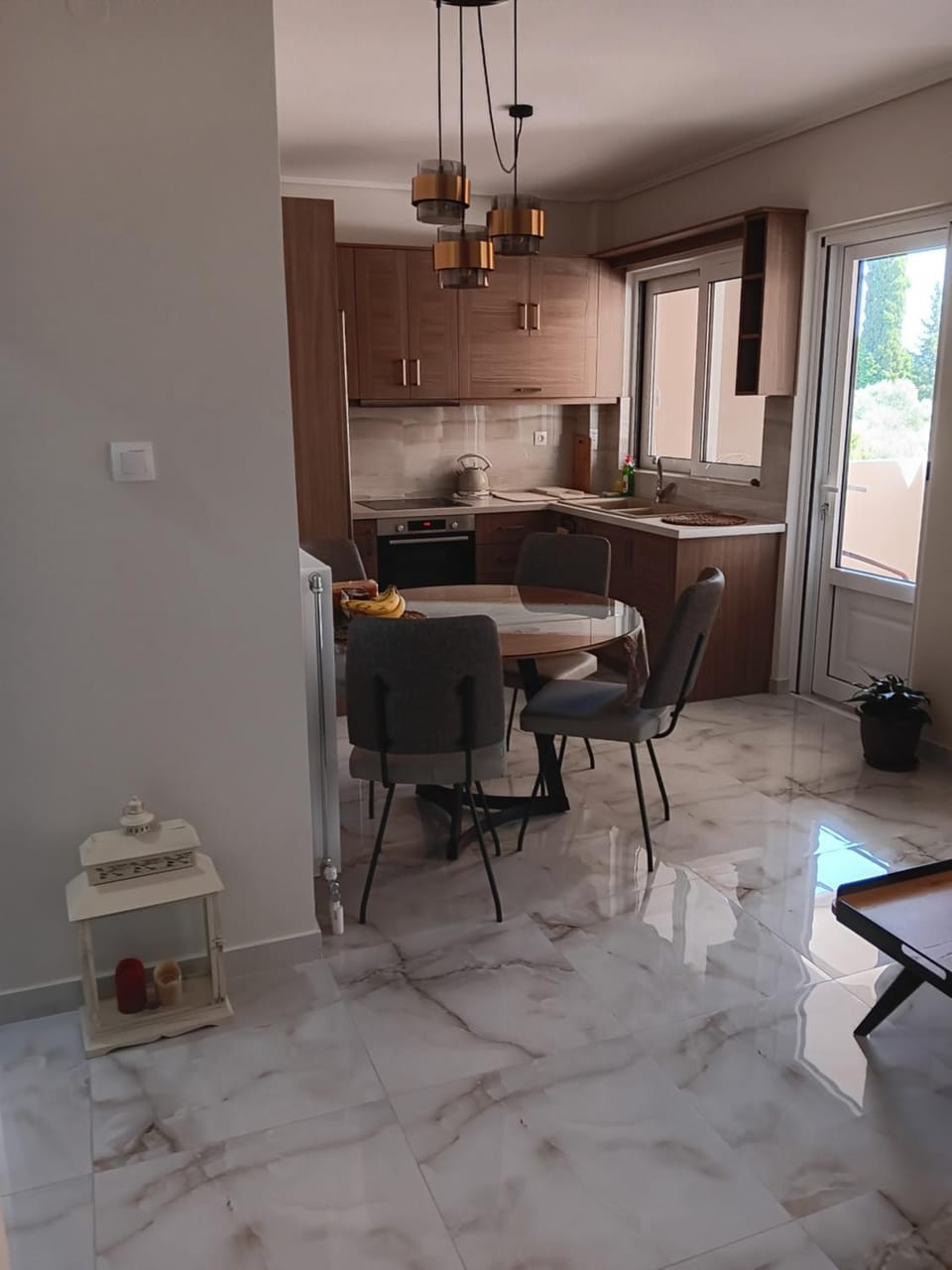 Kitchen or kitchenette, Dining area