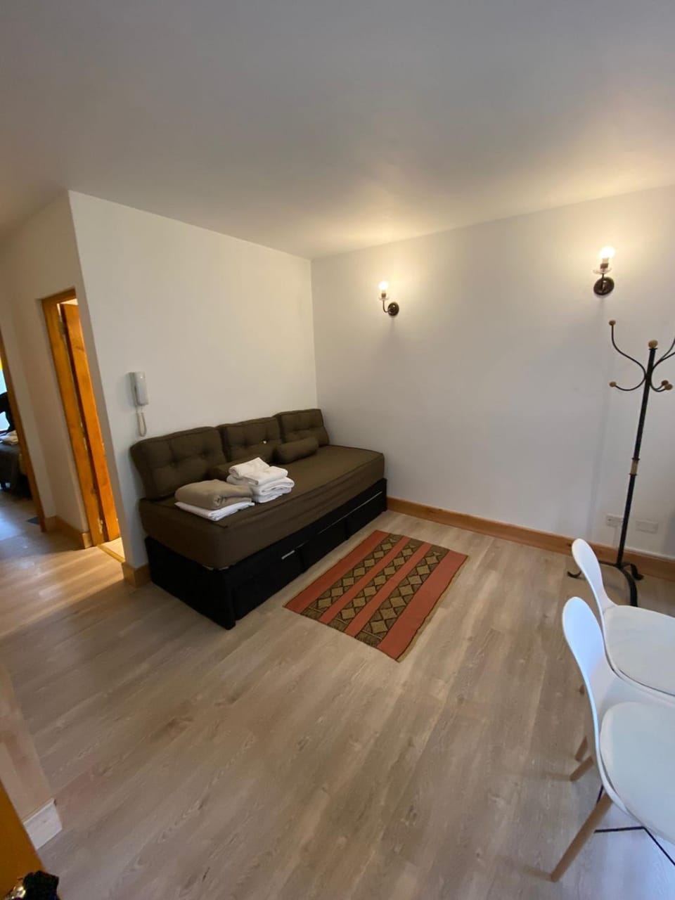 Bed, Living room, Photo of the whole room, Seating area