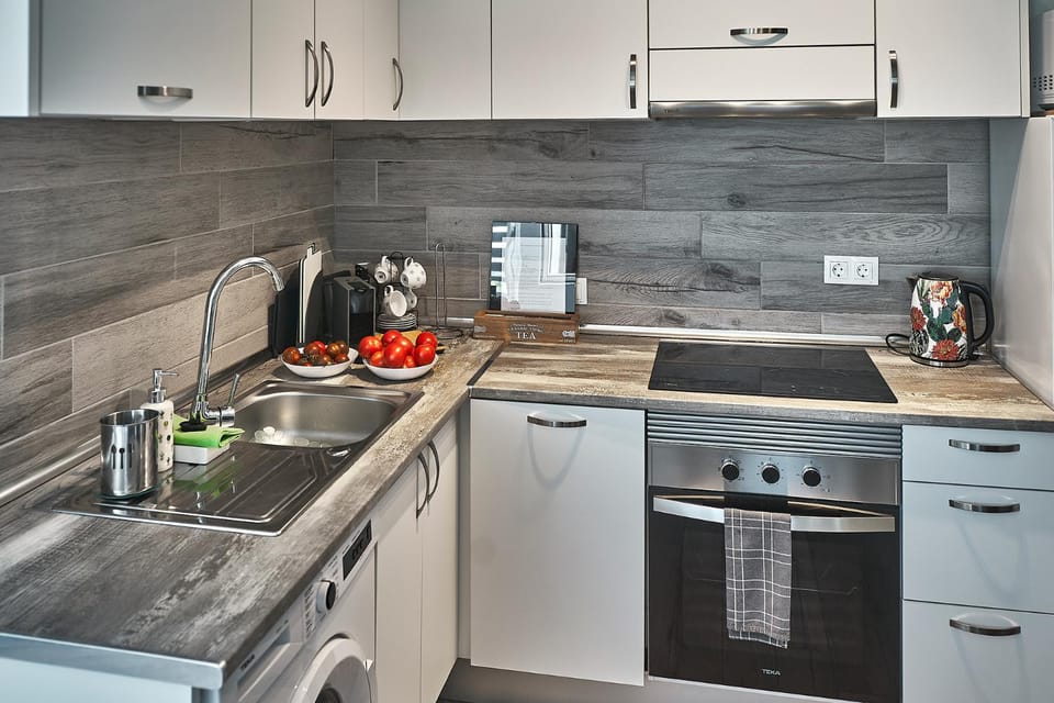 Coffee/tea facilities, Kitchen or kitchenette, dishwasher, oven, stove, toaster