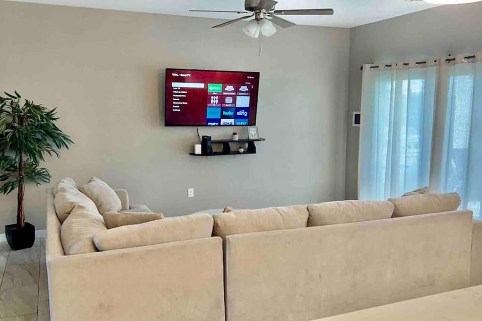 Paradise Oasis! Waterfall pool & spa House in Lake Havasu City