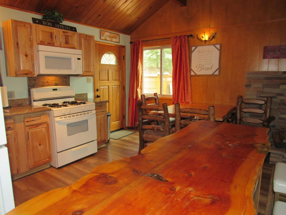 Kitchen or kitchenette, Seating area, Dining area, oven, stove