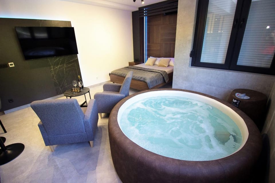 Jacuzzi Sauna SelfCheckIn Mystic Apartment in Mostar