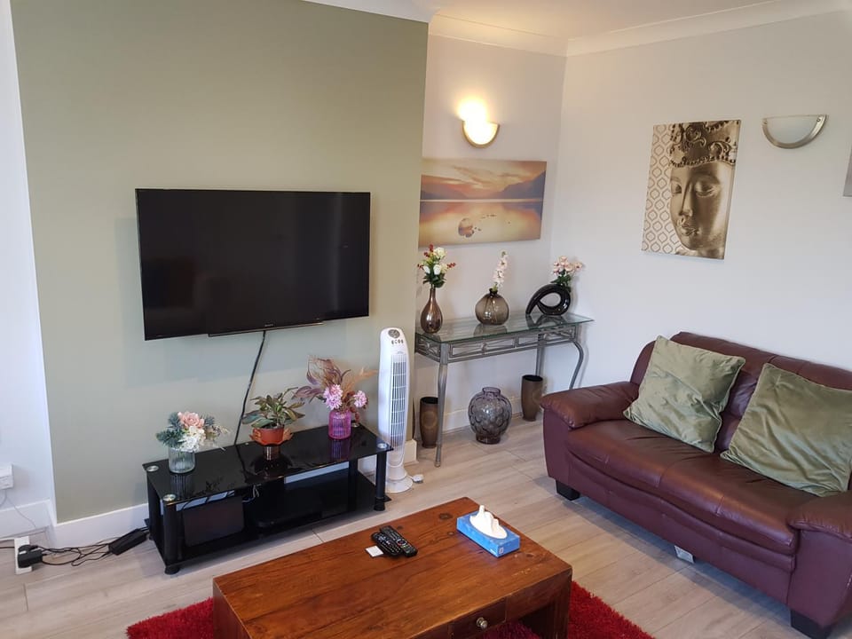 TV and multimedia, Living room, Seating area, Evening entertainment