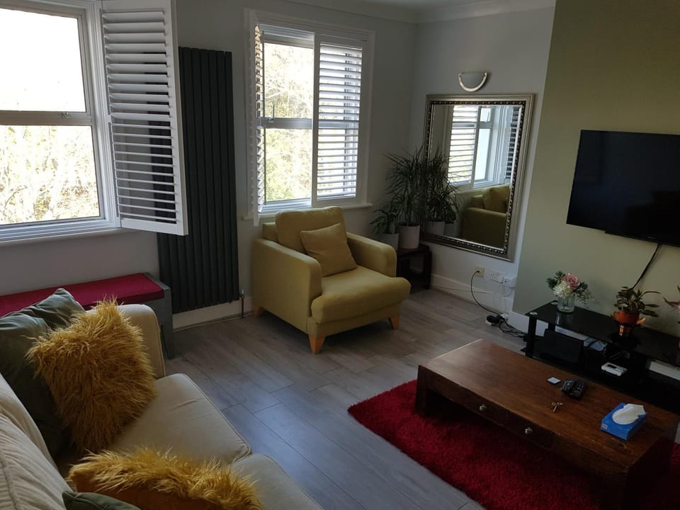 TV and multimedia, Living room, Seating area, Evening entertainment