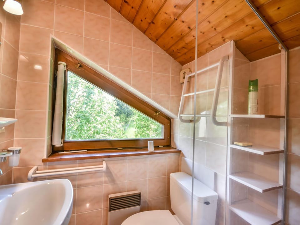 Duplex ensoleillé près télécabine Mont Chéry - 2 chambres, terrasse, parking, proche commodités - FR-1-685-15 Cabin in Les Gets