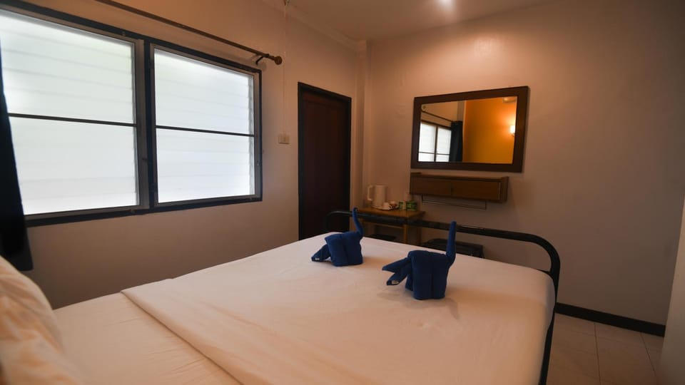 Bed, Bedroom, towels