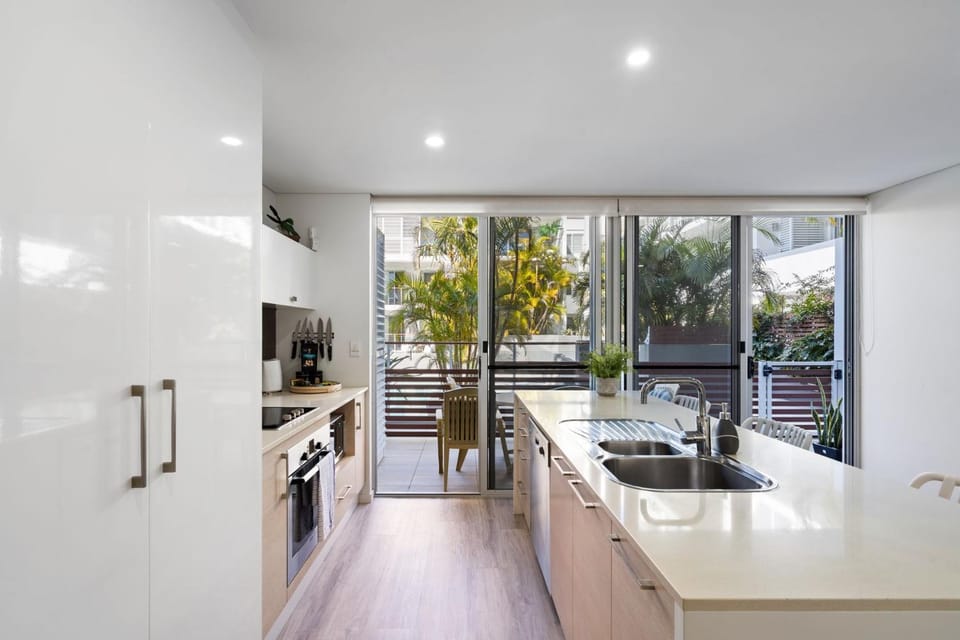 Kitchen or kitchenette, dishwasher, stove