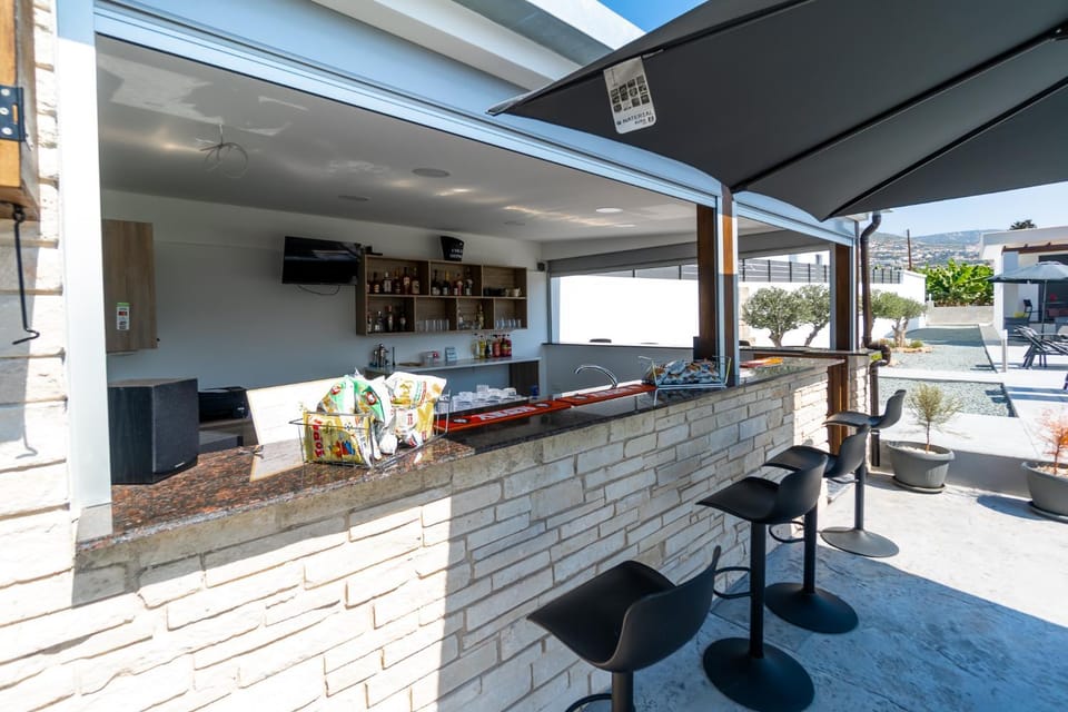 Restaurant/places to eat, Lounge or bar