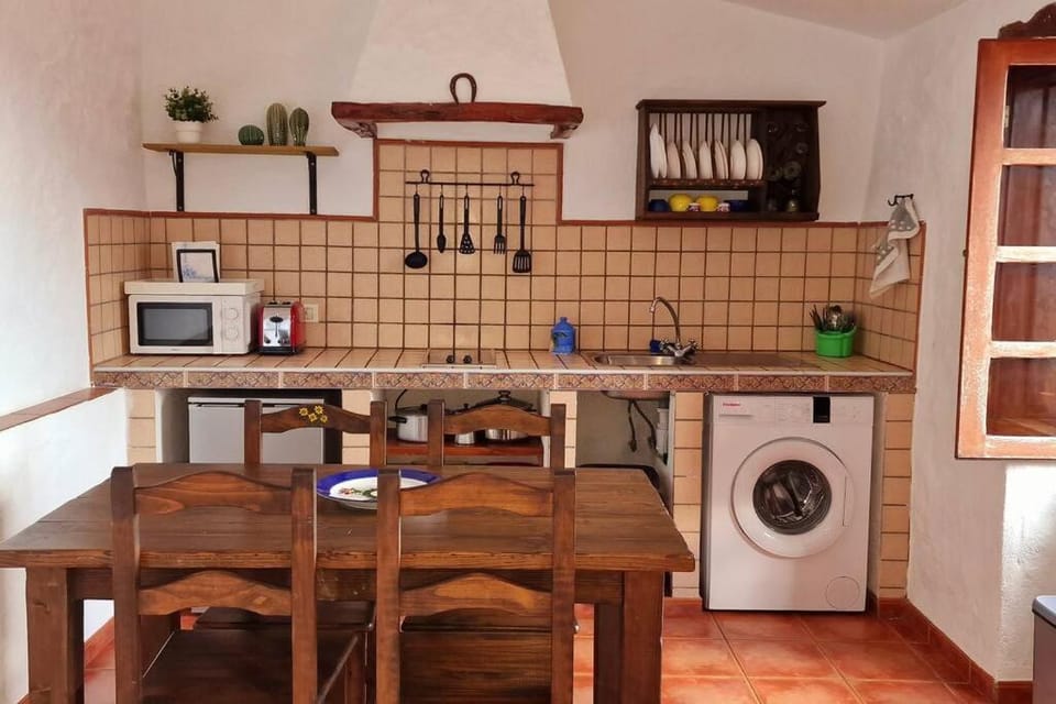 Kitchen or kitchenette, Dining area, minibar, stove, toaster, washing machine