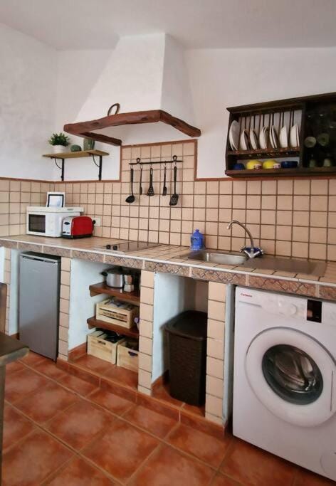 Kitchen or kitchenette, minibar, stove, washing machine