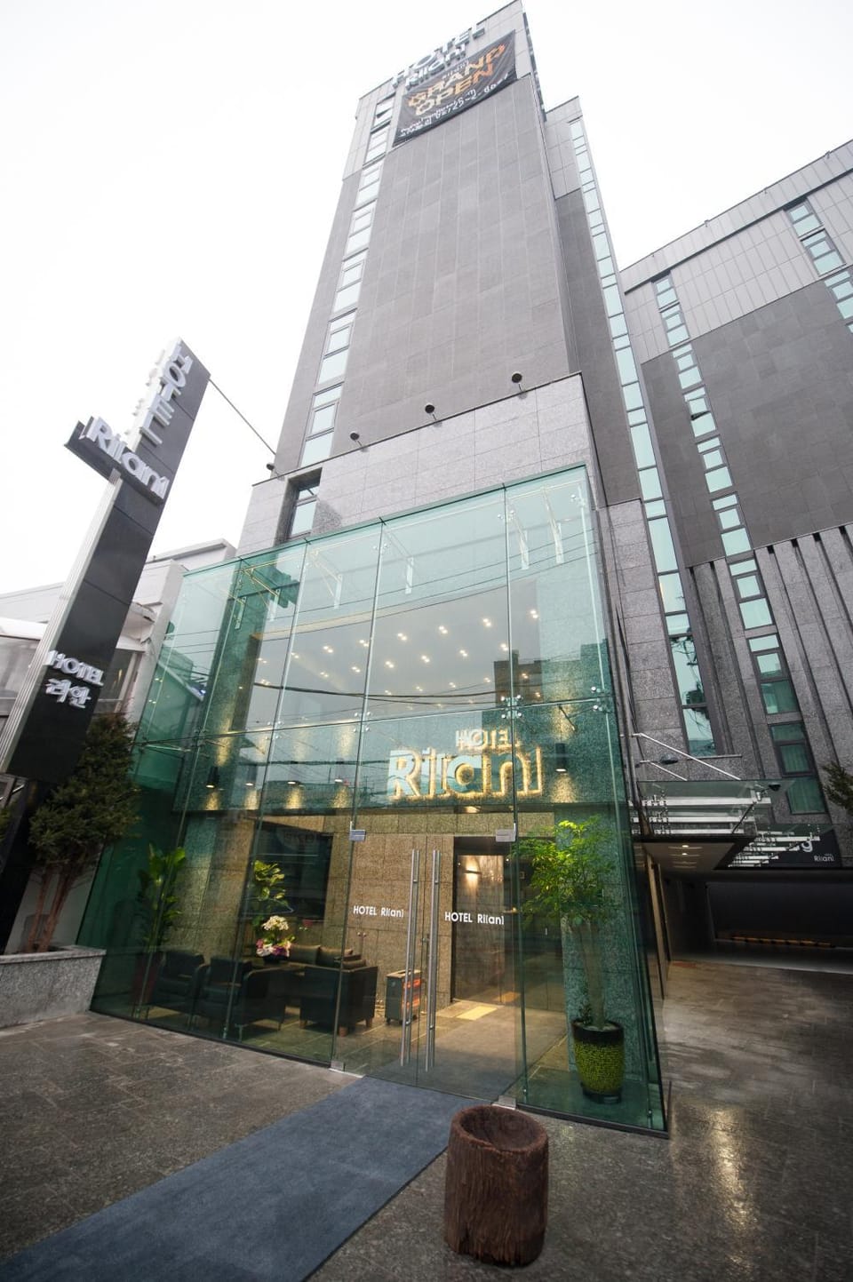 Facade/entrance