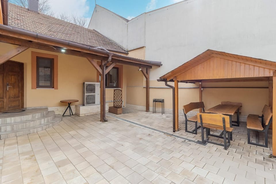 Property building, Day, BBQ facilities, Balcony/Terrace