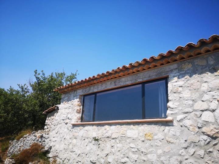 Le Cabanon de Gourdon bergerie rénové en pierre vue mer Bed and Breakfast in French Riviera