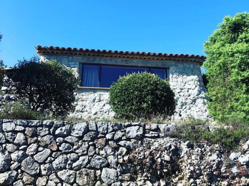 Le Cabanon de Gourdon bergerie rénové en pierre vue mer Bed and Breakfast in French Riviera