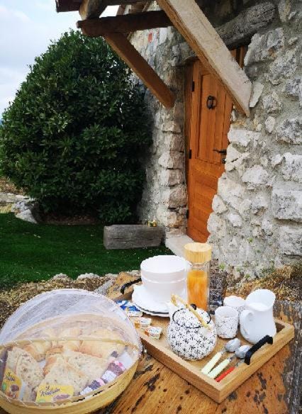 Facade/entrance, Continental breakfast