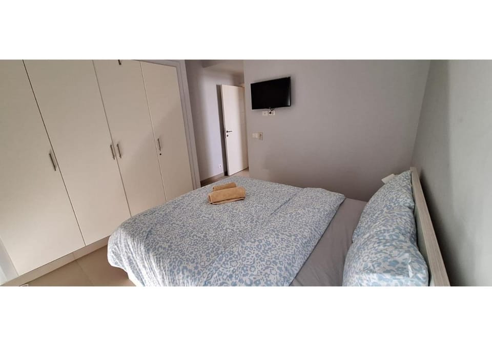 Shower, Bed, Bathroom, TV and multimedia, Photo of the whole room, Bedroom, Garden view, Pool view, Swimming pool, air conditioner