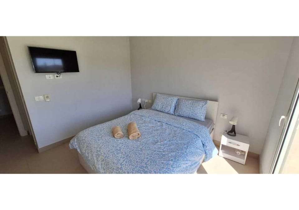 Bed, TV and multimedia, Photo of the whole room, Bedroom, towels