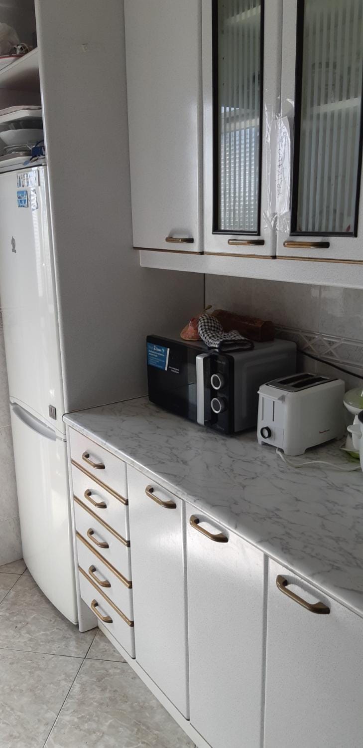 Kitchen or kitchenette, minibar