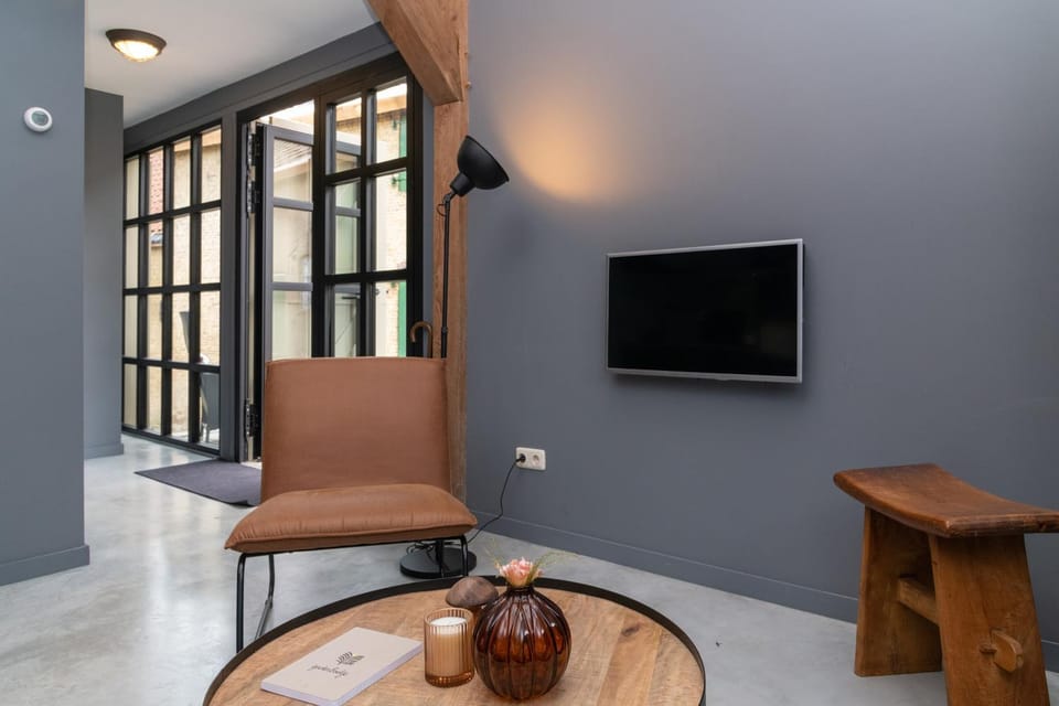 TV and multimedia, Seating area