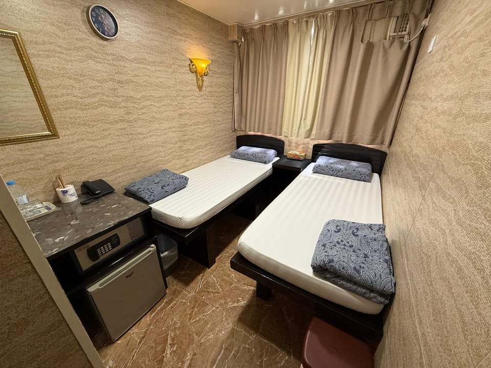 Photo of the whole room, safe