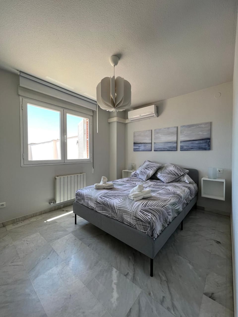 Bed, Photo of the whole room, Bedroom, fireplace, towels