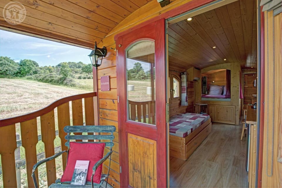 La roulotte à la ferme Bed and Breakfast in Auvergne-Rhône-Alpes