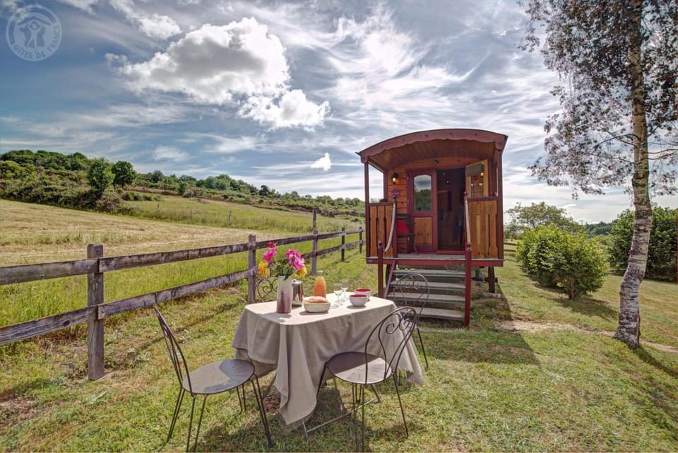 La roulotte à la ferme Bed and Breakfast in Auvergne-Rhône-Alpes