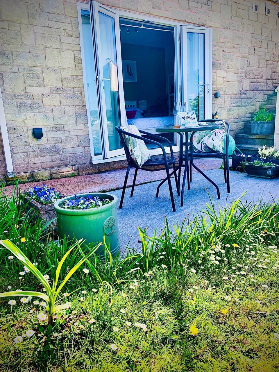 Beautiful Garden Room with Private Entrance Apartment in Kingsbridge